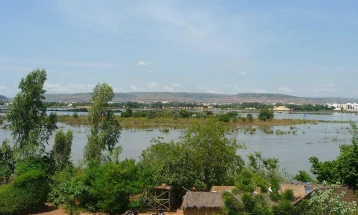 Gjashtëmbëdhjetë të vdekur dhe dhjetëra të zhdukur pasi një anije është fundosur në Nigeri