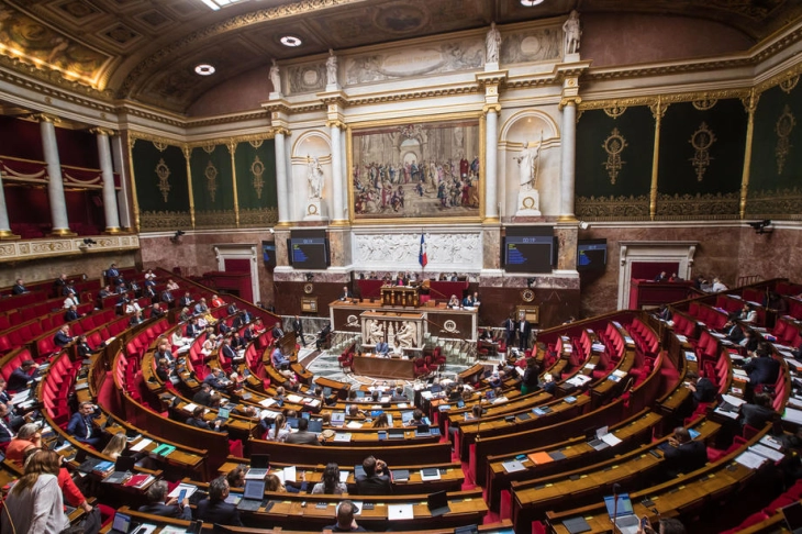 Vote of no confidence in France's government fails