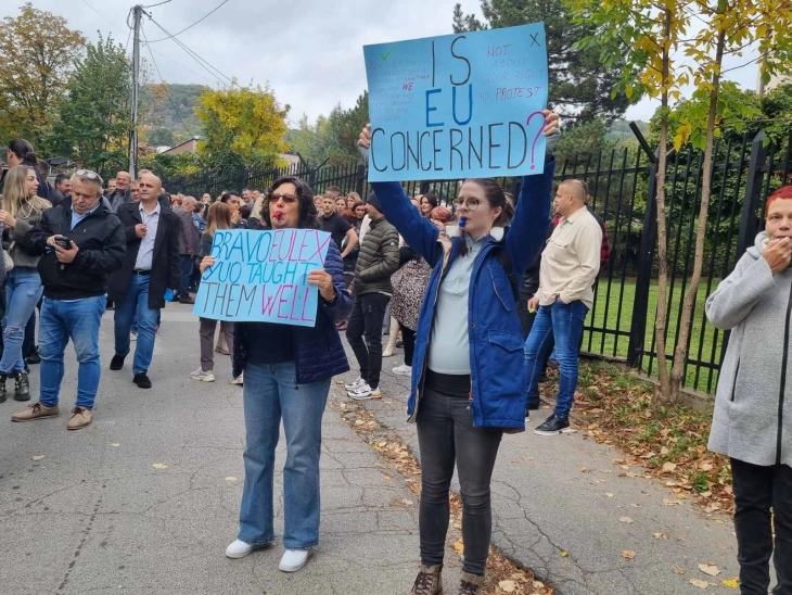 Протест на Србите во Северна Митровица поради апсењето на политичарот Арсенијевиќ