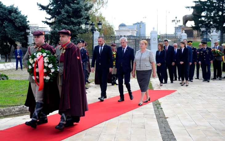 Тошковски: Честит 11 Октомври, борбата и саможртвата на хероите го отворија патот кон слободата што ја уживаме денес