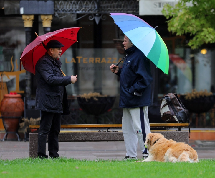 Të premten dhe të shtunën reshje lokale dhe ulje të temperaturave