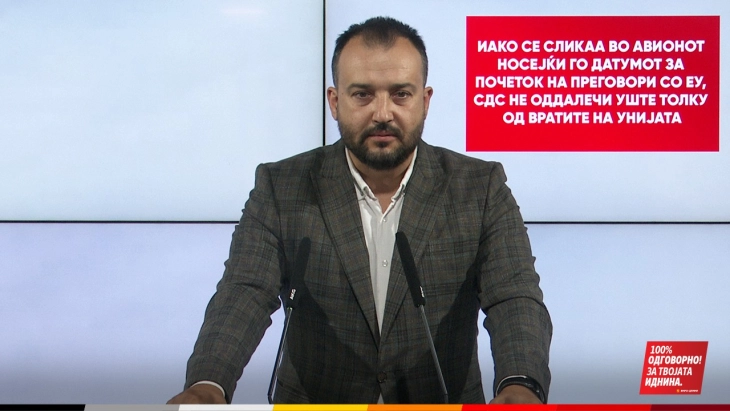 Лефков: Иако се сликаа во авионот носејќи го датумот за почеток на преговори со ЕУ, СДС не оддалечи уште толку од вратите на Унијата