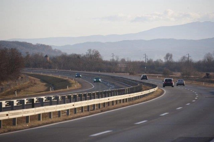 Komunikacioni zhvillohet pa ndërprerje, nëpër rrugë të thata