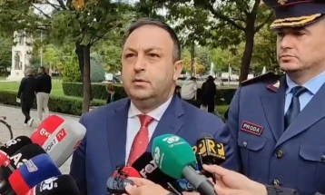 Ministri shqiptar i Punëve të Brendshme Hoxha porositi se dhuna nuk do të tolerohet dhe i hodhi poshtë akuzat se policia ka qenë e armatosur