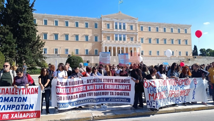 Мирен протест во Атина наставниците во рамките на 24-часовниот штрајк (Фото)