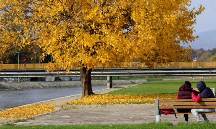 Mëngjes i freskët, gjatë ditës me diell me temperatura deri 23 gradë