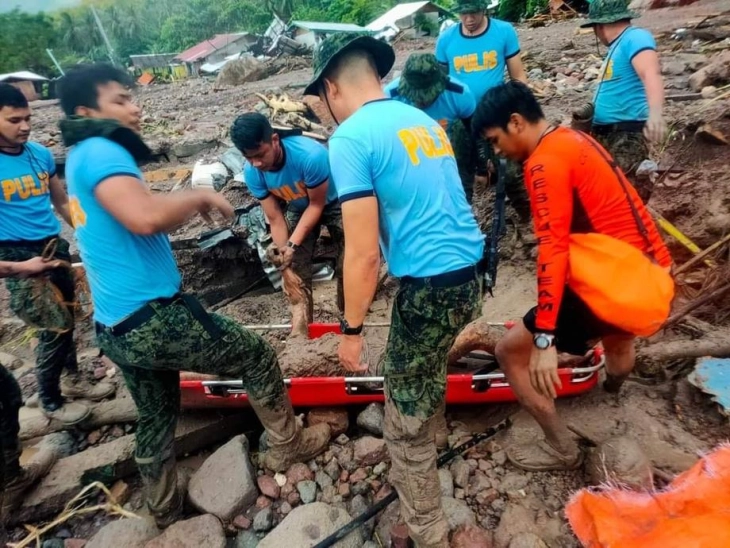 Rreth 130 persona humbën jetën ose konsiderohen të zhdukur në vërshimet dhe rrëshqitjet e dheut në Filipine