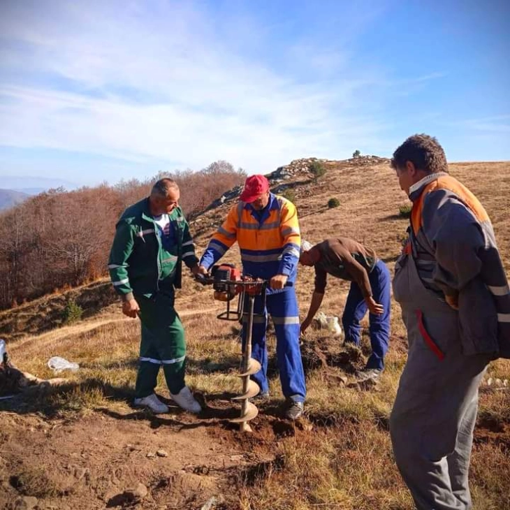 Се уредува просторот околу зафатот за вода на местото Јуручки Гробишта во Македонска Каменица