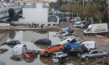 Spain continues clean-up after deadly floods, Sánchez due in Valencia