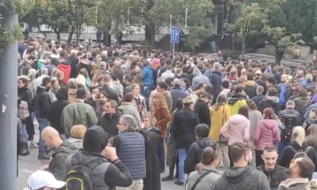 Protestë para ndërtesës së Qeverisë në Beograd: Aktivistët kërkojnë dorëheqje nga ministri Vesiq