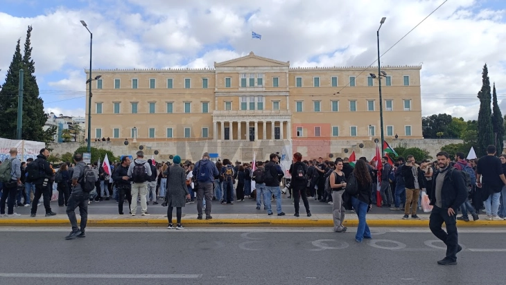 Протест на учениците и студентите во Атина поради проблемите во образовниот систем, но и за поддршка на Палестинците