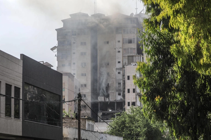 Të paktën 10 palestinezë u vranë, ndërsa 30 janë plagosur në një sulm izraelit ndaj një kampi të refugjatëve