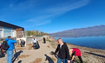 Во Дојран се одржа еколошка акција - со багери и рачно се чистеше крајбрежието