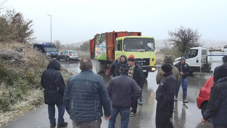 Комунални возила од други општини не ја поминаа блокадата кон депонијата кај Кочани