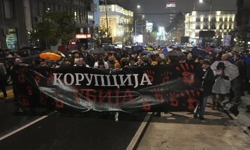 Протест на опозицијата пред Владата на Србија: Се бараат оставки од премиерот Вучевиќ и градоначалникот на Нови Сад