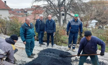 Пекевски на увид на асфалтирањето на улицата „Димитар Влахов“ во село Русиново