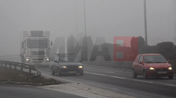 Borë dhe shi në Kodrën e Diellit, mjegull në drejtimet rrugore Stracin - Kratovë dhe Veles - Katllanovë