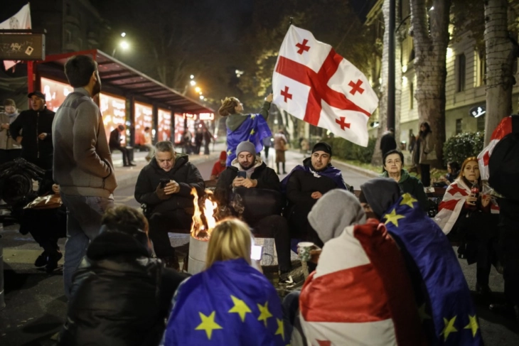 Во Тбилиси судири меѓу демонстрантите и полицијата, уапсени најмалку десет лица