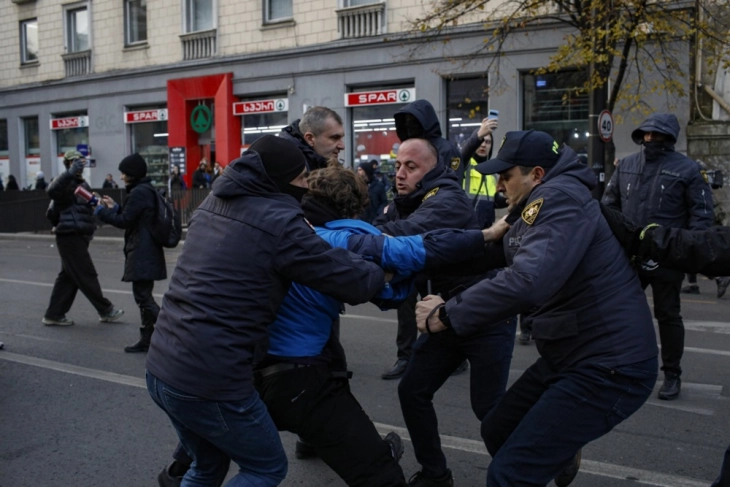 Полицијата во Тбилиси го растури шаторскиот камп на демонстрантите кои бараат нови избори