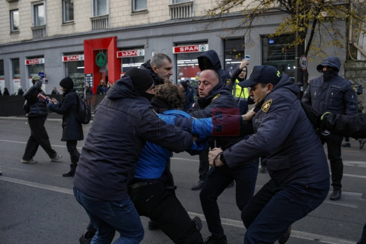 Policia në Tbilis shpërndau kampin e tendës së protestuesve të cilët kërkojnë zgjedhje të reja