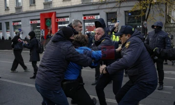 Policia në Tbilis shpërndau kampin e tendës së protestuesve të cilët kërkojnë zgjedhje të reja