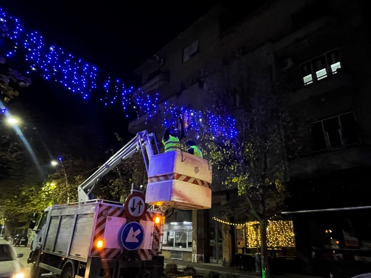 Започна новогодишното украсување во Центар