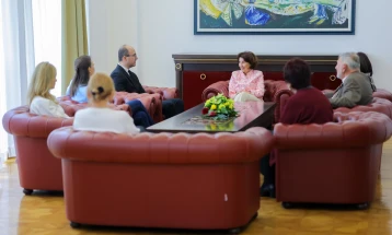 Presidentja Siljanovska-Davkova në takim me përfaqësues të Filarmonisë me rastin e jubileut 80-vjeçar