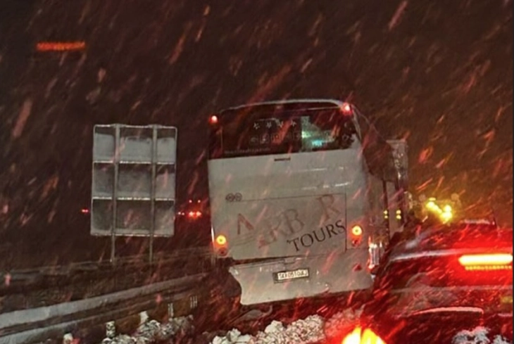 Një autobus nga Maqedonia e Veriut është rrëshqitur në autostradën Nish-Beograd, nuk ka të lënduar