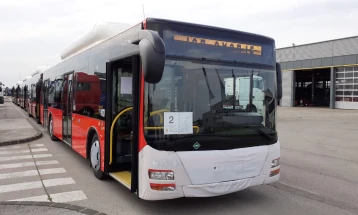 Autobusët privatë përsëri në rrugët e Shkupit, Qeveria pret deri në sezonin e ardhshëm të ngrohjes autobusë të rinj elektrikë