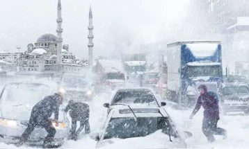 Обилни снежни врнежи во Турција: затворени училишта и спасени стотици граѓани