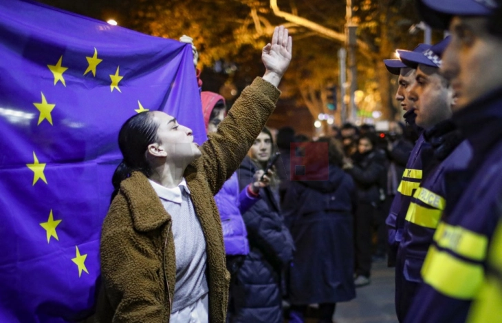 Mbi 100 diplomatë nga Gjeorgjia nënshkruan letër kundër ngrirjes së negociatave me BE-në