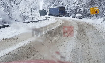 Поради снег забрани за тешки товарни возила на патот Кичево - Охрид и кај Плетвар