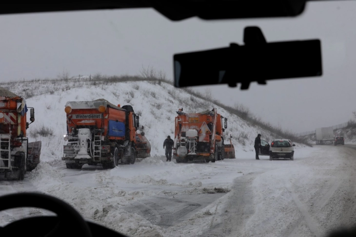 Семејство со две деца заглави во снегот близу Леуново