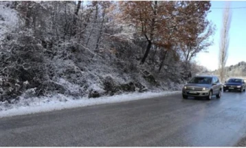 Сообраќајот се одвива во зимски услови,забрана за камиони има на Маврово на патот Тетово - Попова Шапка