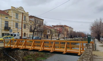 ЈКП „Нискоградба“ постави нови дрвени мостови на реката Драгор во Битола