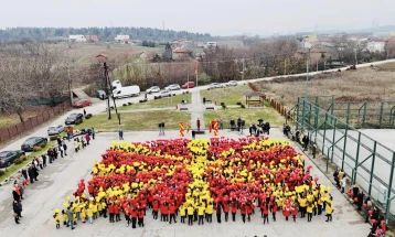 Во Бутел над 1200 ученици го формираа најголемото македонско знаме