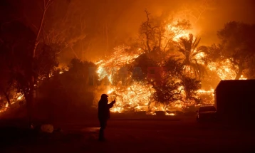 Një zjarr i madh përfshin Malibun, rrezikohen 18.000 persona