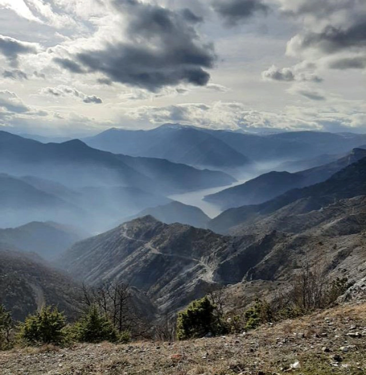 Променливо облачно, попладне повремен дожд, а на планините снег