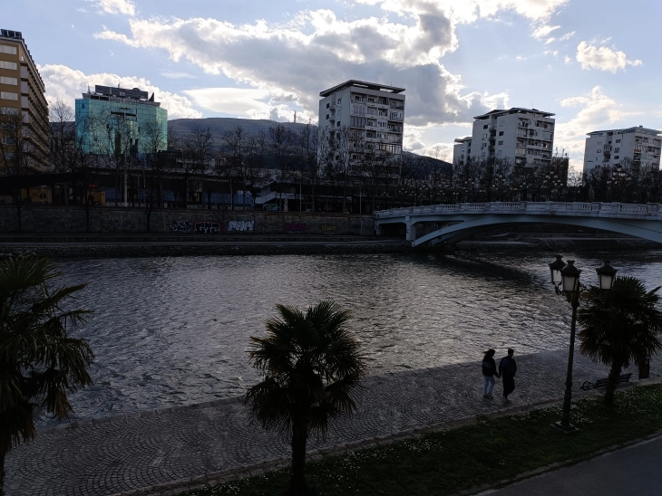 Nesër mot i vranët me shi, javën e ardhshme mot i qëndrueshëm me temperatura të ulëta të mëngjesit