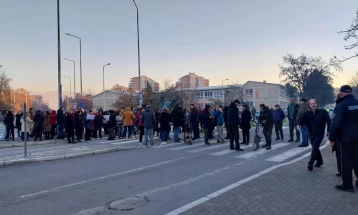 Протест на родители пред ООУ „Љупен Лапе“ во Аеродром, бараат да се реши проблемот со небезбедната крстосница