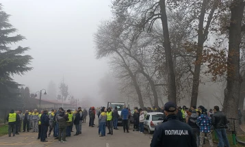 Протест на вработени во ЈП „Улици и патишта“, бараат исплата на плата и К-15