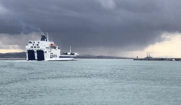 Невреме во Албанија, забранета пловидбата, во Тирана паднати дрвја, на повеќе места обилни снежни врнежи