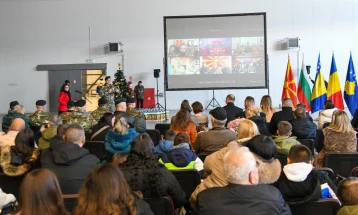 Сиљановска-Давкова, Мисајловски и Лафчиски на предновогодишно дружење со македонските мировници и нивните семејства