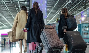 Prolongohen dy fluturimet në aeroportin e Shkupit