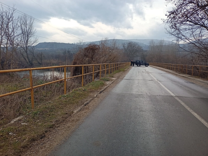 Забранет за сообраќај мостот на Вардар кај Башино Село на влезот на Велес