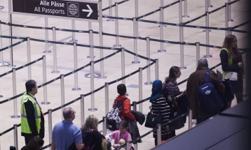 Radhë të gjata në aeroportet gjermane për shkak të rënies së sistemeve për kontroll kufitar