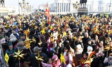 Бадникови поворки во Скопје и 80 градови и села во земјава и дијаспората