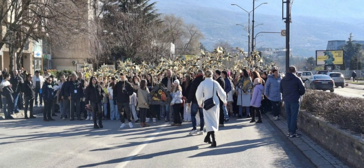 Околу илјада дечиња со песна и Бадникова поворка низ Охрид го најавија Христовото раѓање