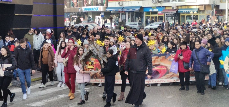 Празнична литургија и Бадникова поворка во Тетово