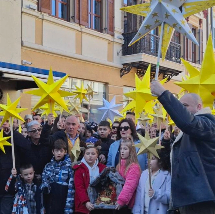 Најмасовна Бадникова поворка на Широк сокак во Битола